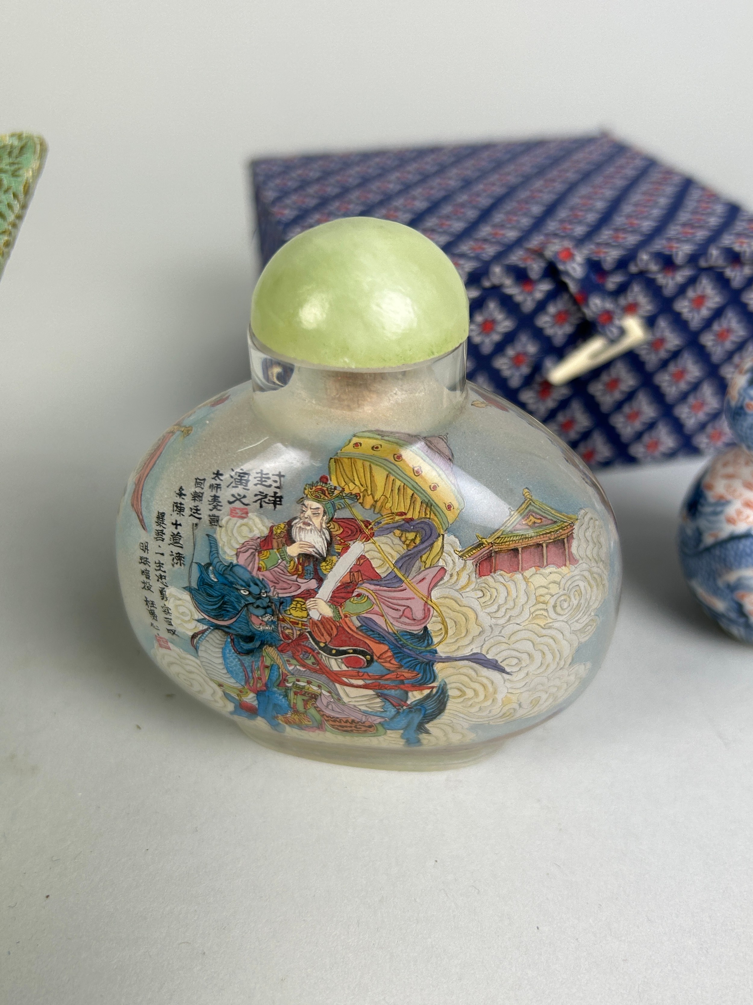 A CHINESE CIZHOU PLAQUE ALONG WITH A SPINACH JADE BOX AND LID, GLASS SNUFF BOTTLE AND TRIPLE GOURD - Image 5 of 8