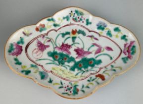 A 19TH CENTURY CHINESE FAMILLE VERTE FOOTED BOWL, 21cm x 15cm x 4cm