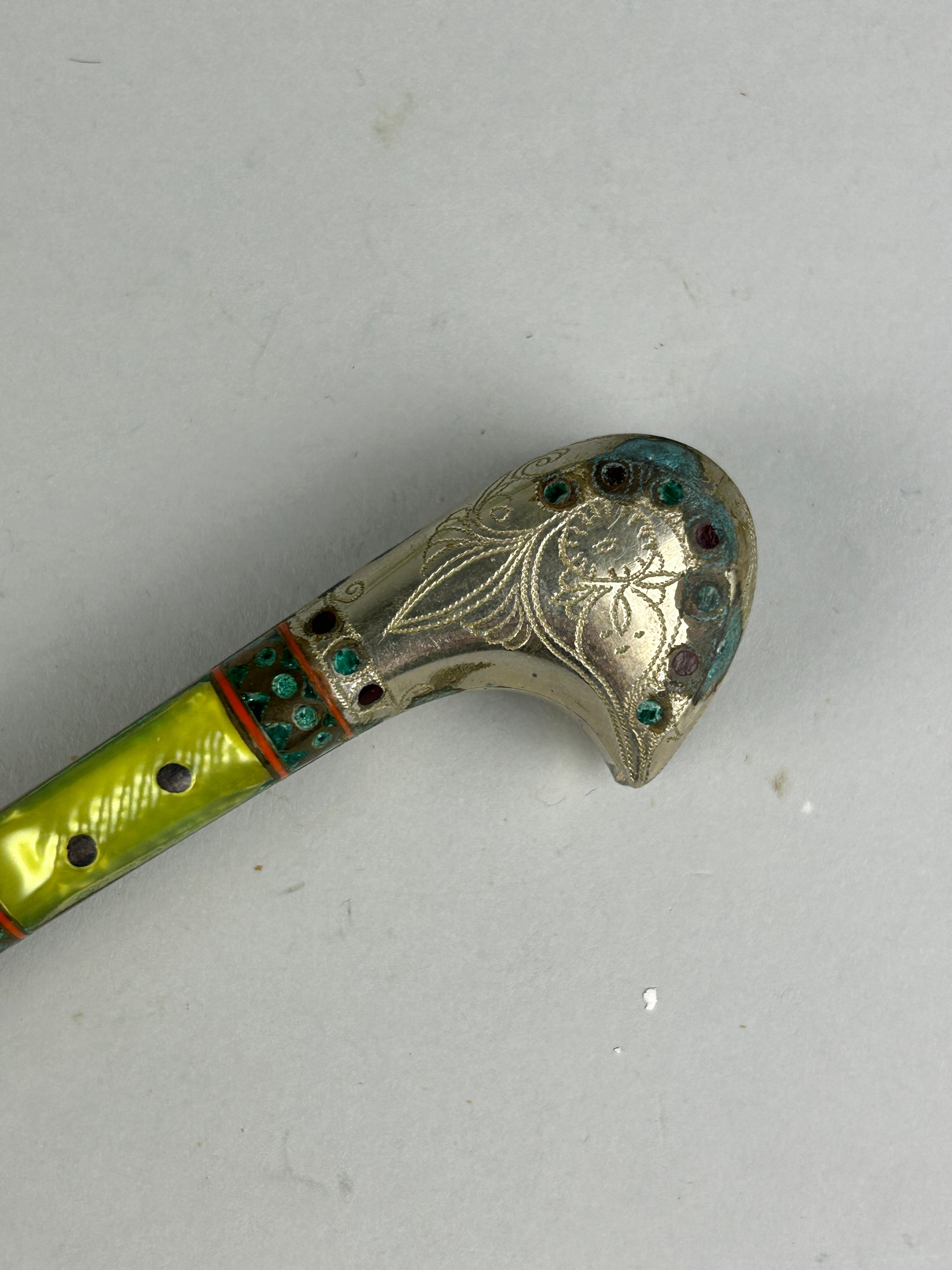 A 20TH CENTURY WHITE METAL PERSIAN CEREMONIAL KNIFE SET WITH COLOURED STONES, 21cm L - Image 5 of 5
