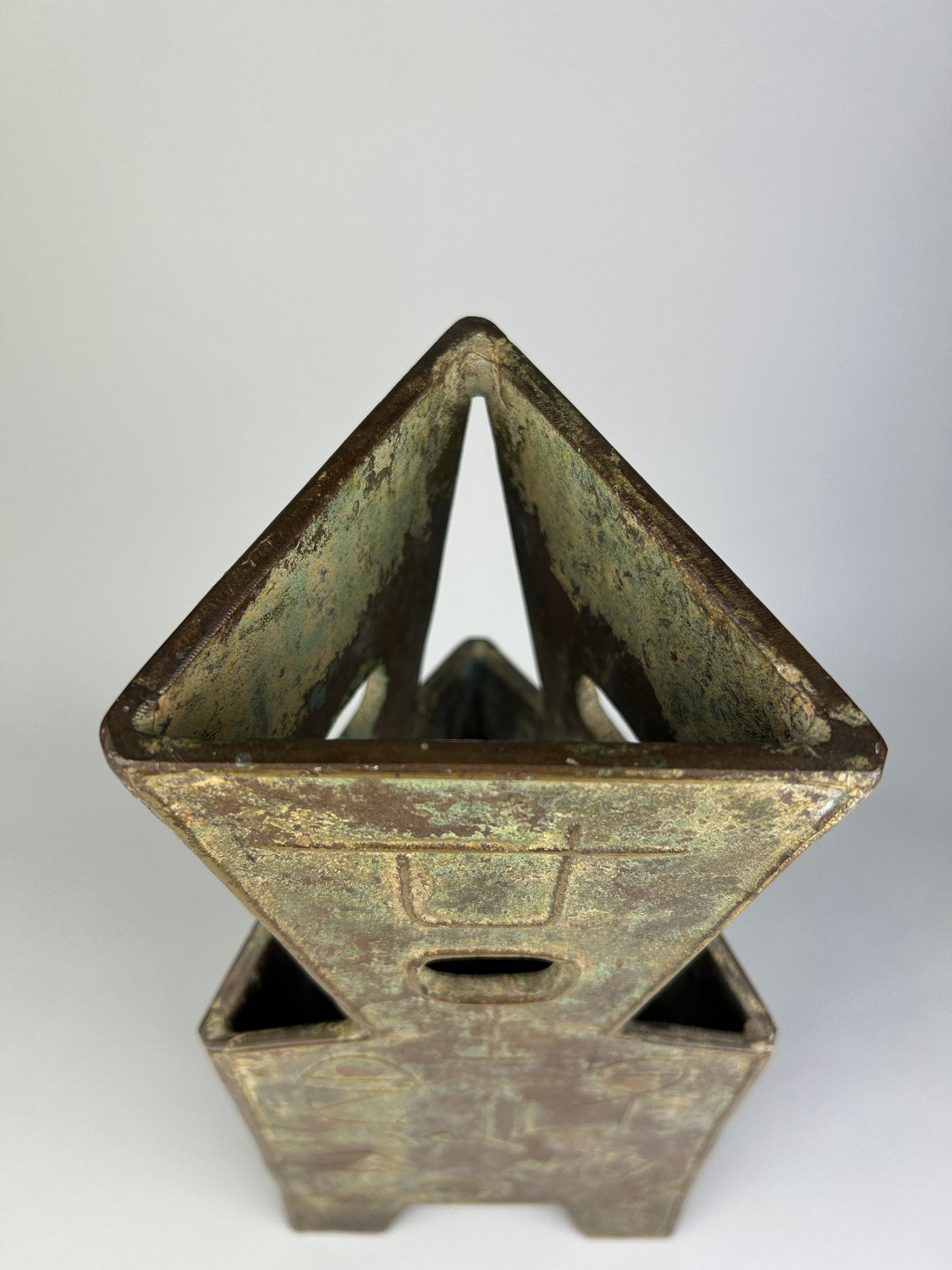 A LARGE AND HEAVY CHINESE BRONZE STICK STAND WITH ARCHAIC CHINESE CALLIGRAPHY, 50cm x 20cm - Image 4 of 6