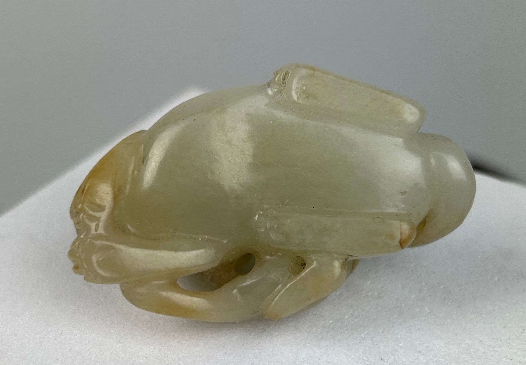 A 19TH CENTURY CHINESE JADE GROUP OF A LION WITH A CUB, 5.2cm x 3.2cm x 2.5cm - Image 5 of 6