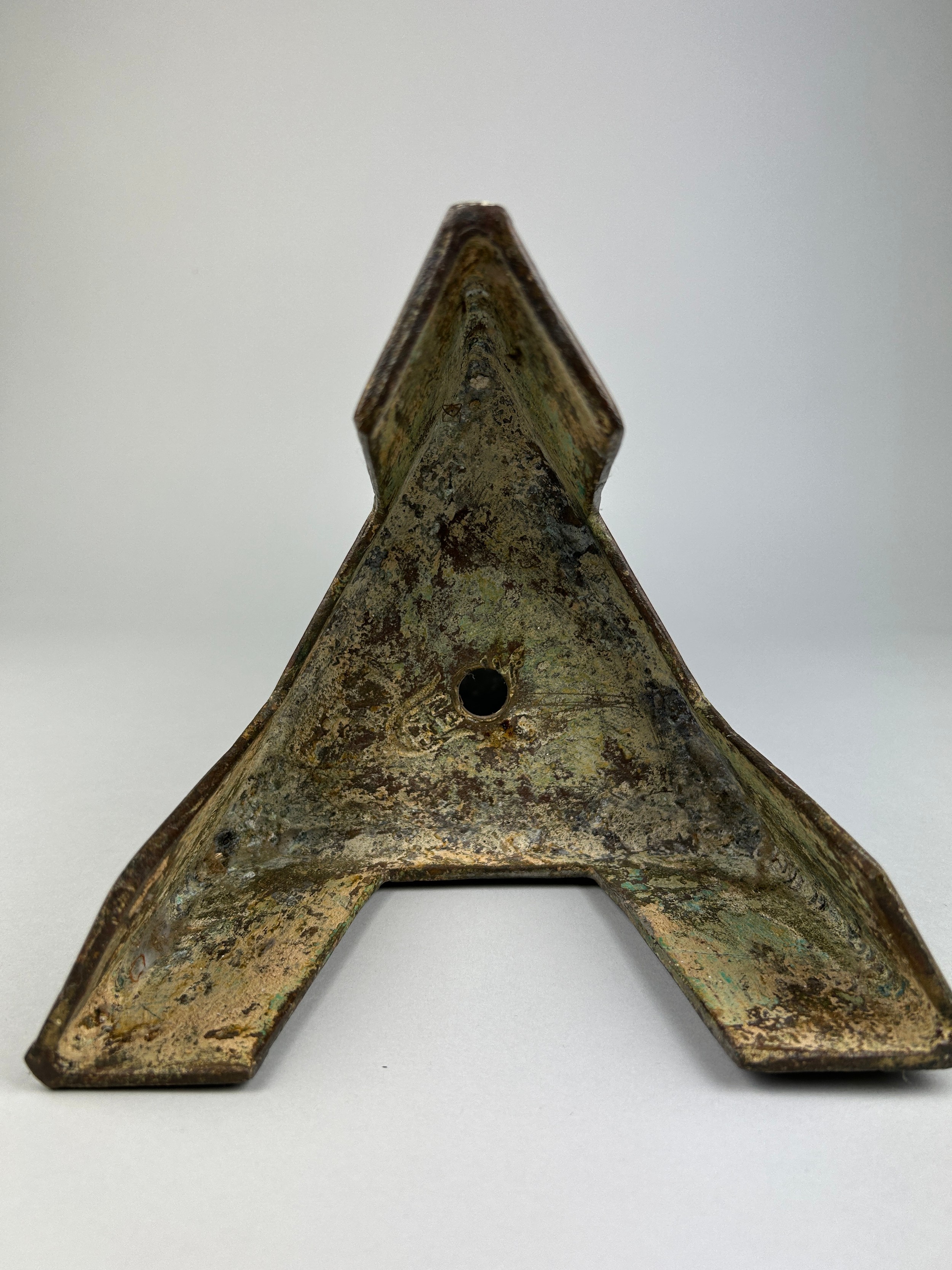 A LARGE AND HEAVY CHINESE BRONZE STICK STAND WITH ARCHAIC CHINESE CALLIGRAPHY, 50cm x 20cm - Image 5 of 6