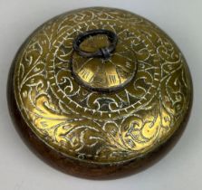 A WOODEN CENSER WITH HAMMERED BRASS DECORATION AND LID, 13cm D x 4cm H