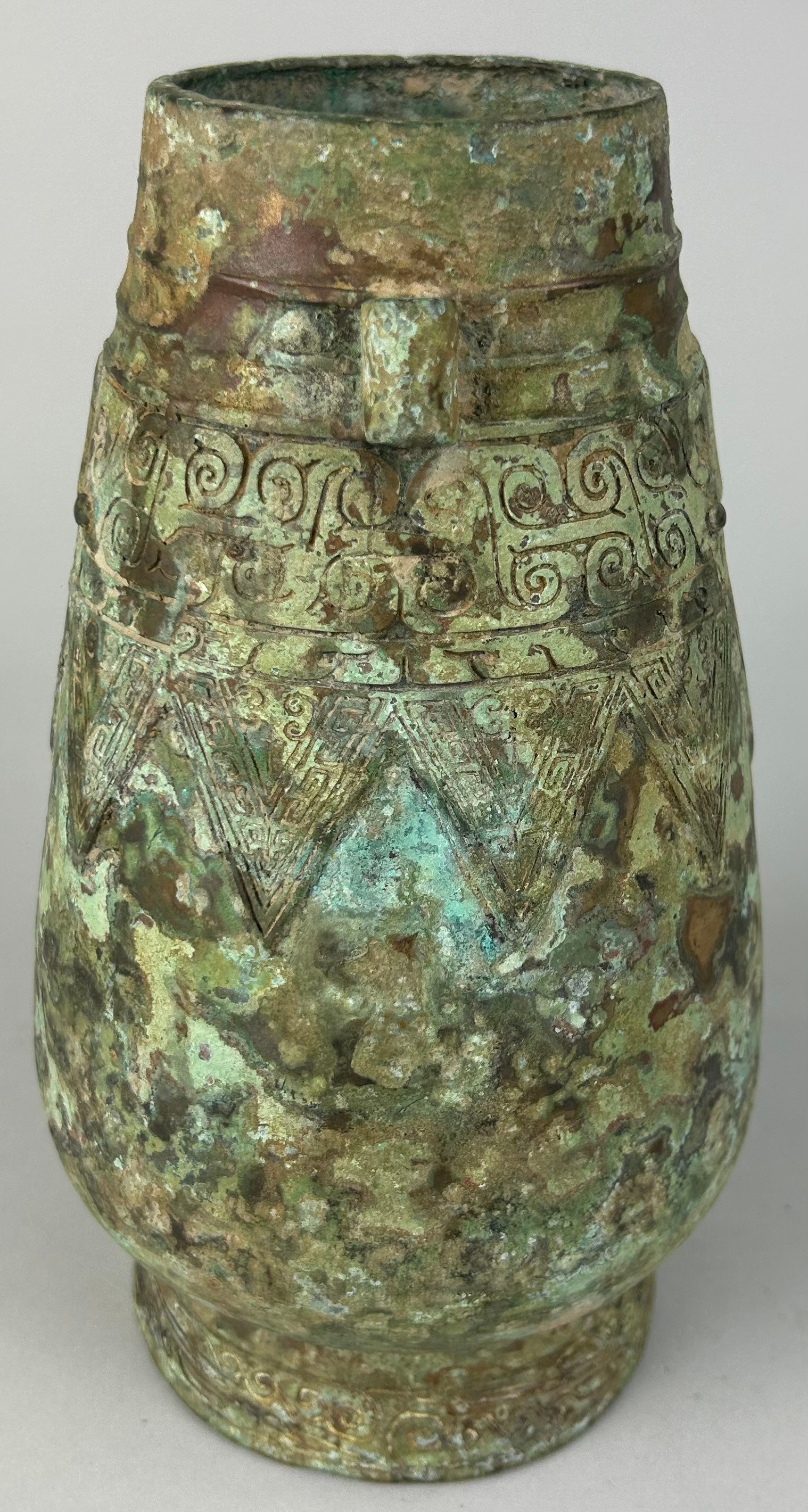 A CHINESE ARCHAIC STYLE BRONZE VERDIGRIS ARROW VASE - Image 2 of 6