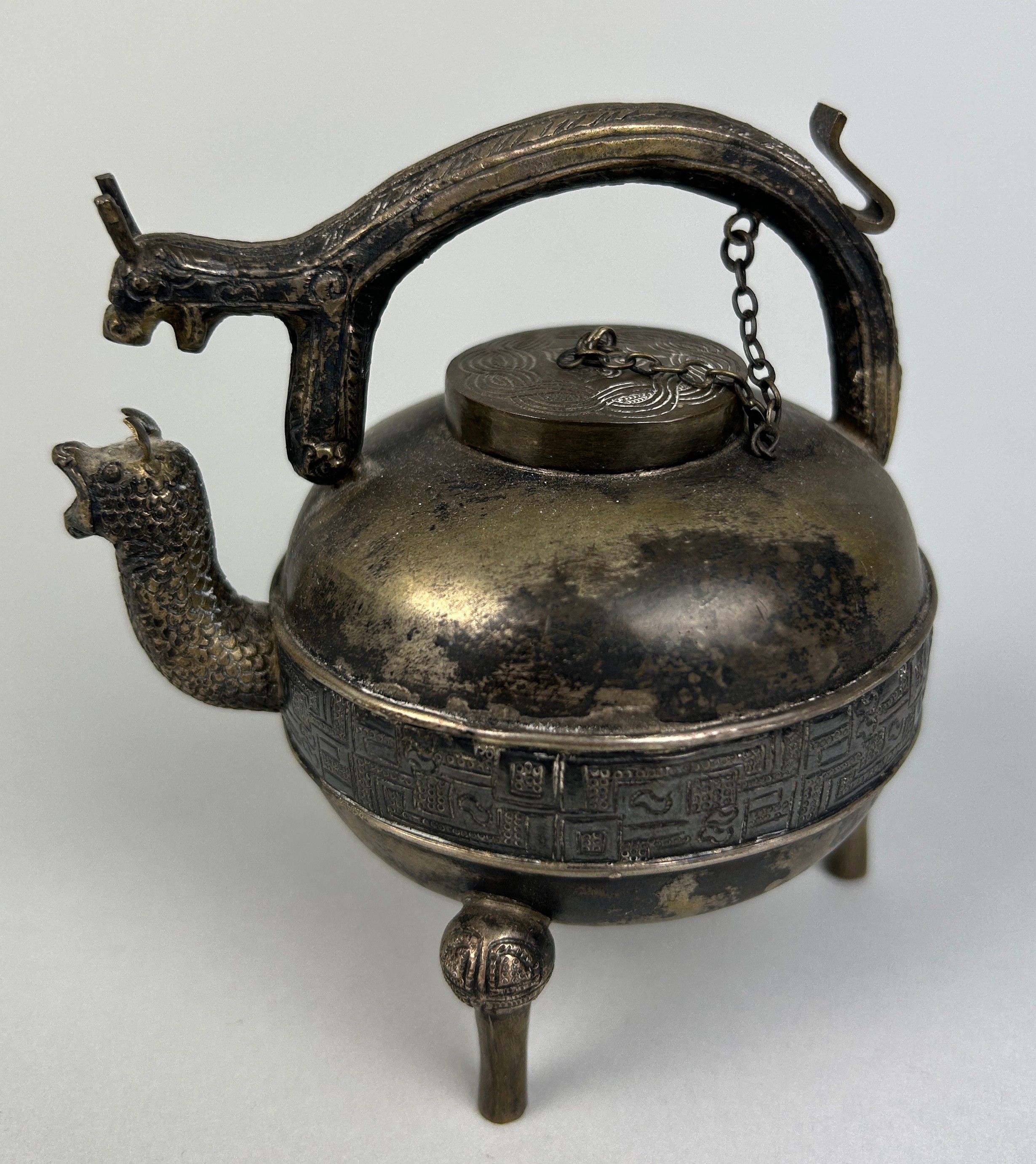 A 20TH CENTURY CHINESE BRASS INCENSE BURNER ON TRIPOD FEET, 9cm x 9cm - Image 3 of 3