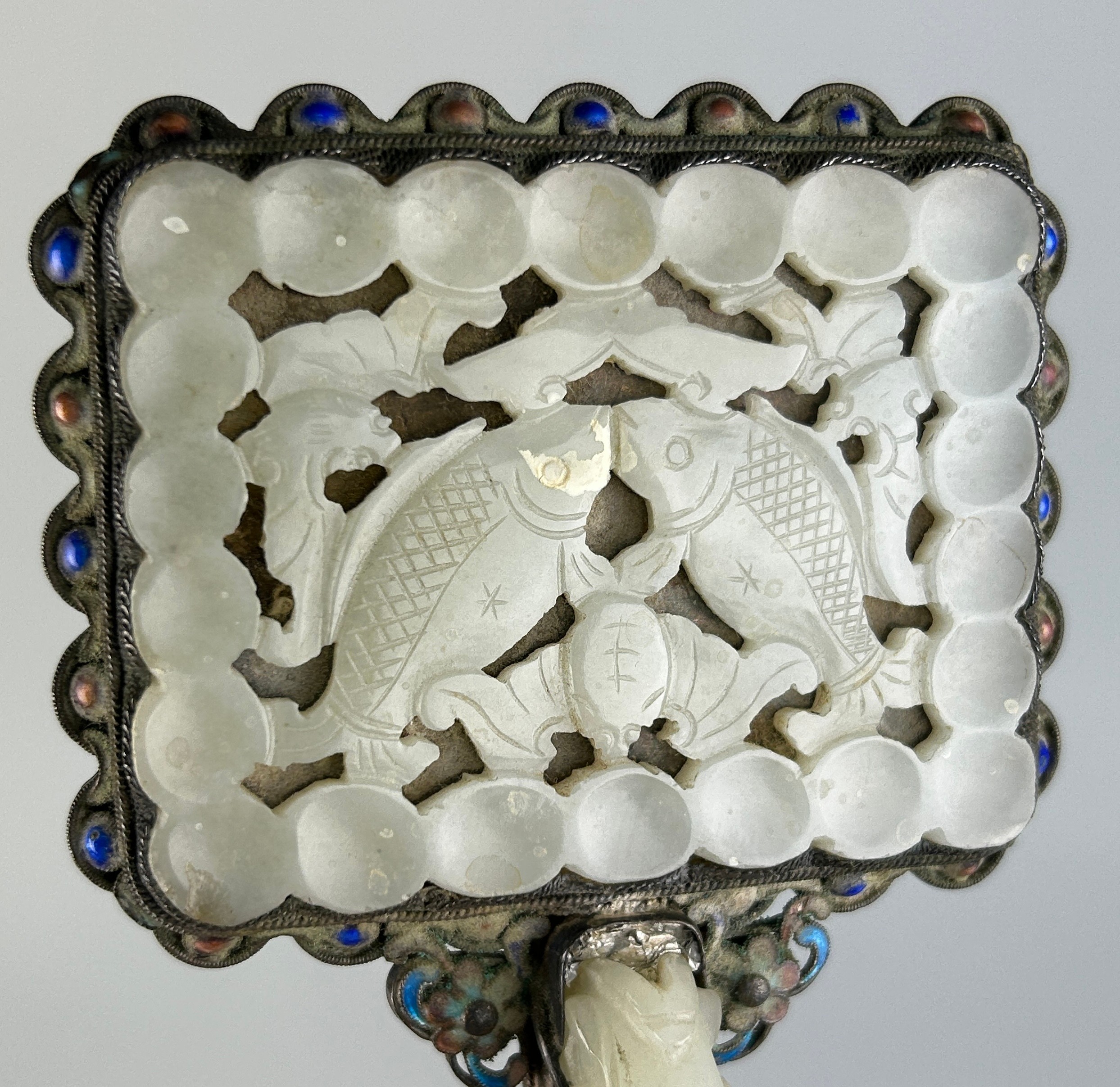 AN 18TH CENTURY CHINESE 'TWIN FISH' JADE PLAQUE SET IN AN ENAMELLED SILVER MIRROR WITH JADE HANDLE - Image 4 of 6