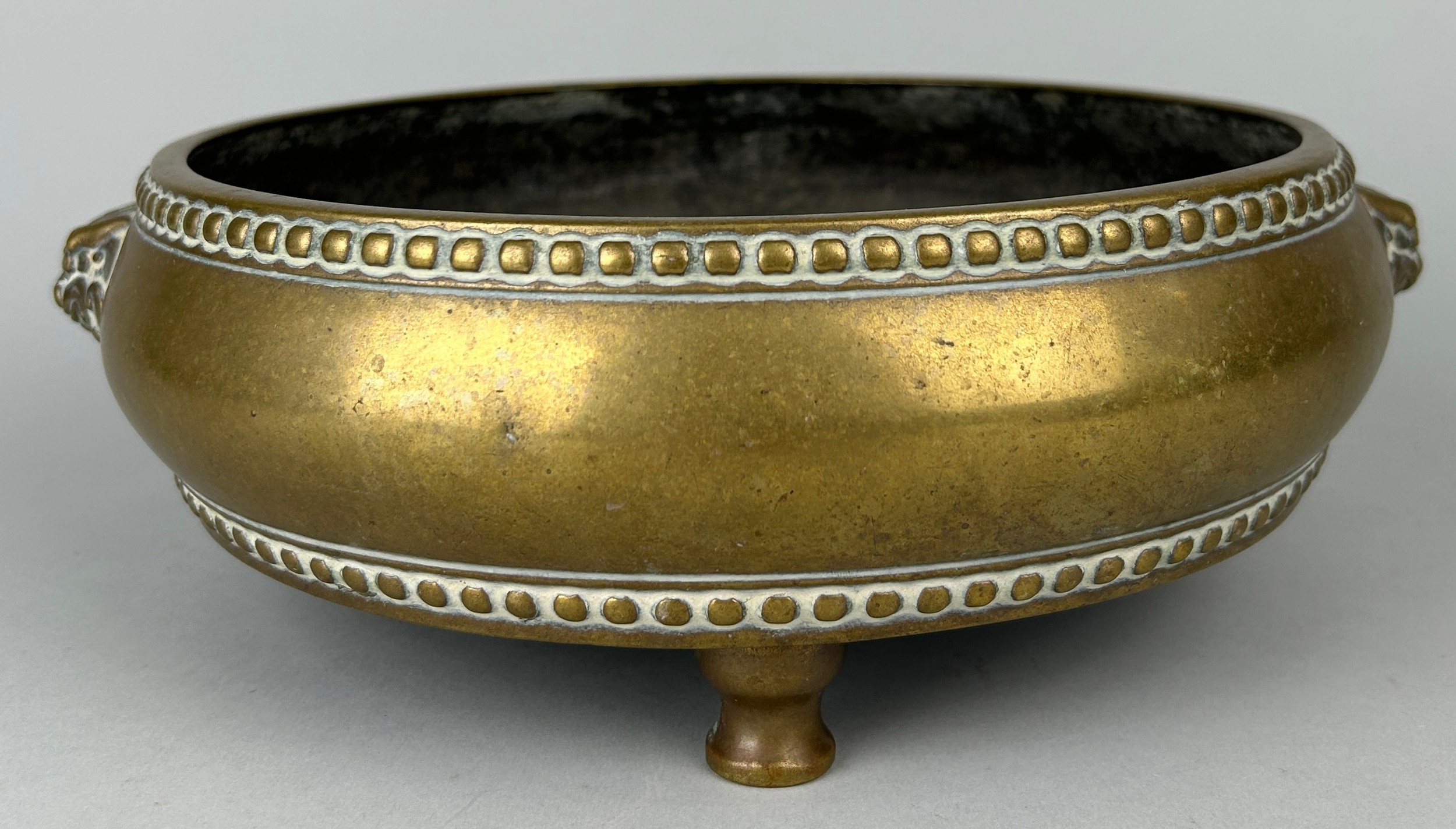 AN 18TH OR 19TH CENTURY CHINESE BRONZE CENSER WITH LION HEAD HANDLES ON TRIPOD FEET, 29cm W x 9cm H - Image 2 of 10