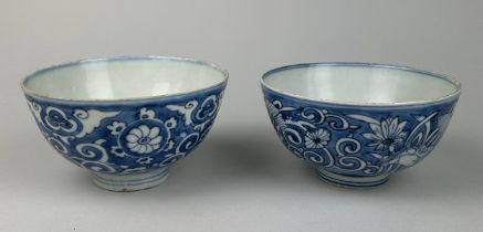 A PAIR OF MING DYNASTY CHINESE BLUE AND WHITE PORCELAIN BOWLS, 14cm x 7.5cm