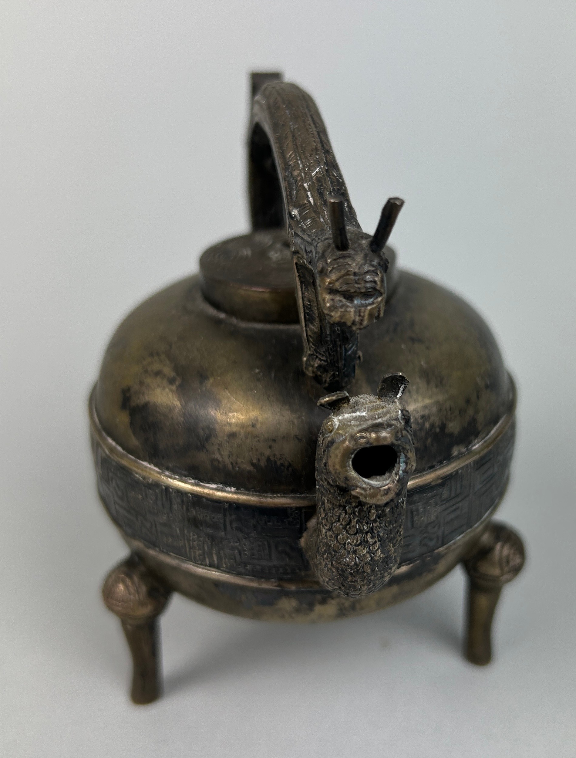 A 20TH CENTURY CHINESE BRASS INCENSE BURNER ON TRIPOD FEET, 9cm x 9cm - Image 2 of 3