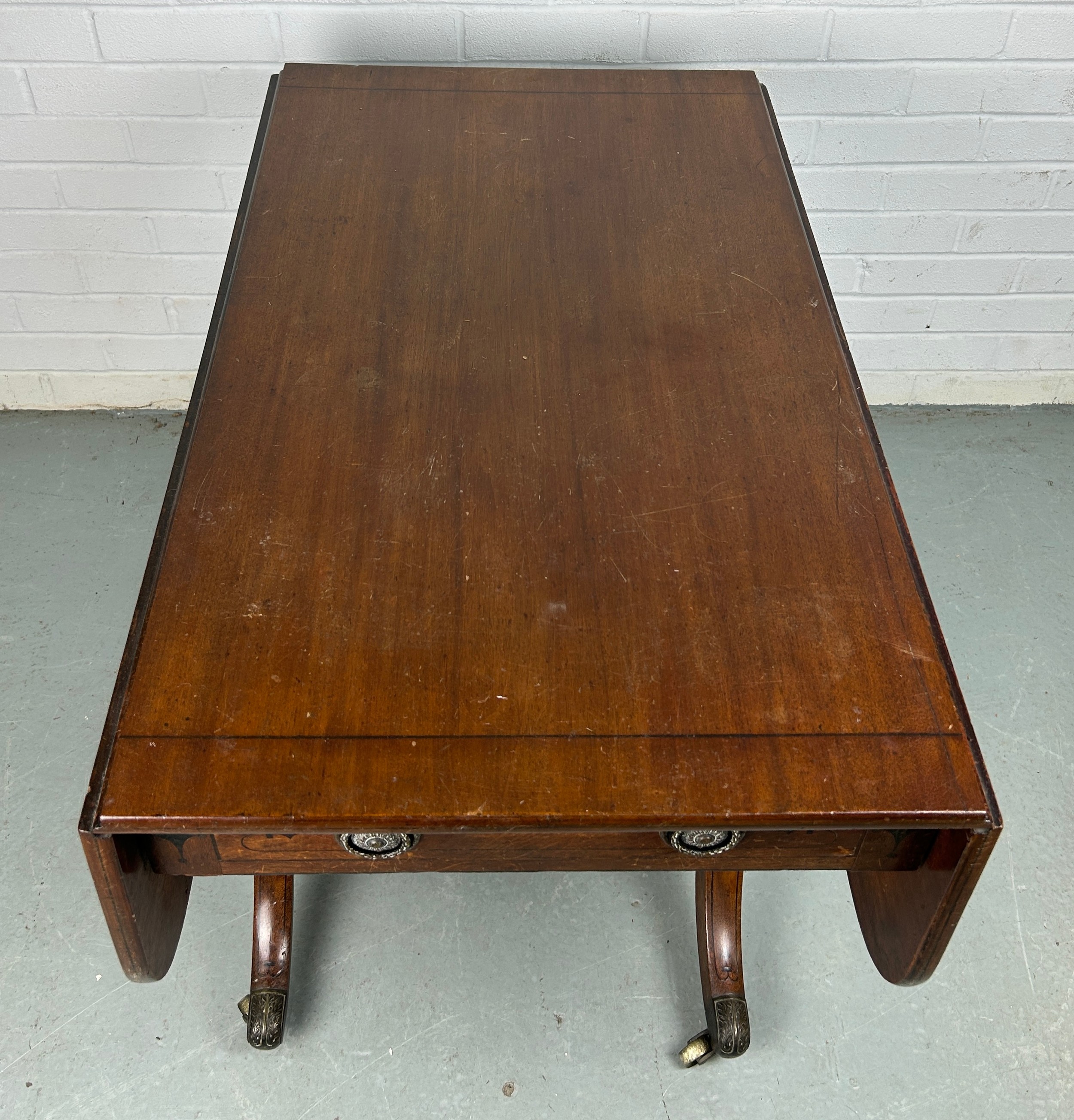 AN EARLY 19TH CENTURY PEMBROKE TABLE WITH EBONY INLAY ON FOUR LEGS AND CASTORS, (some damage to - Image 2 of 7