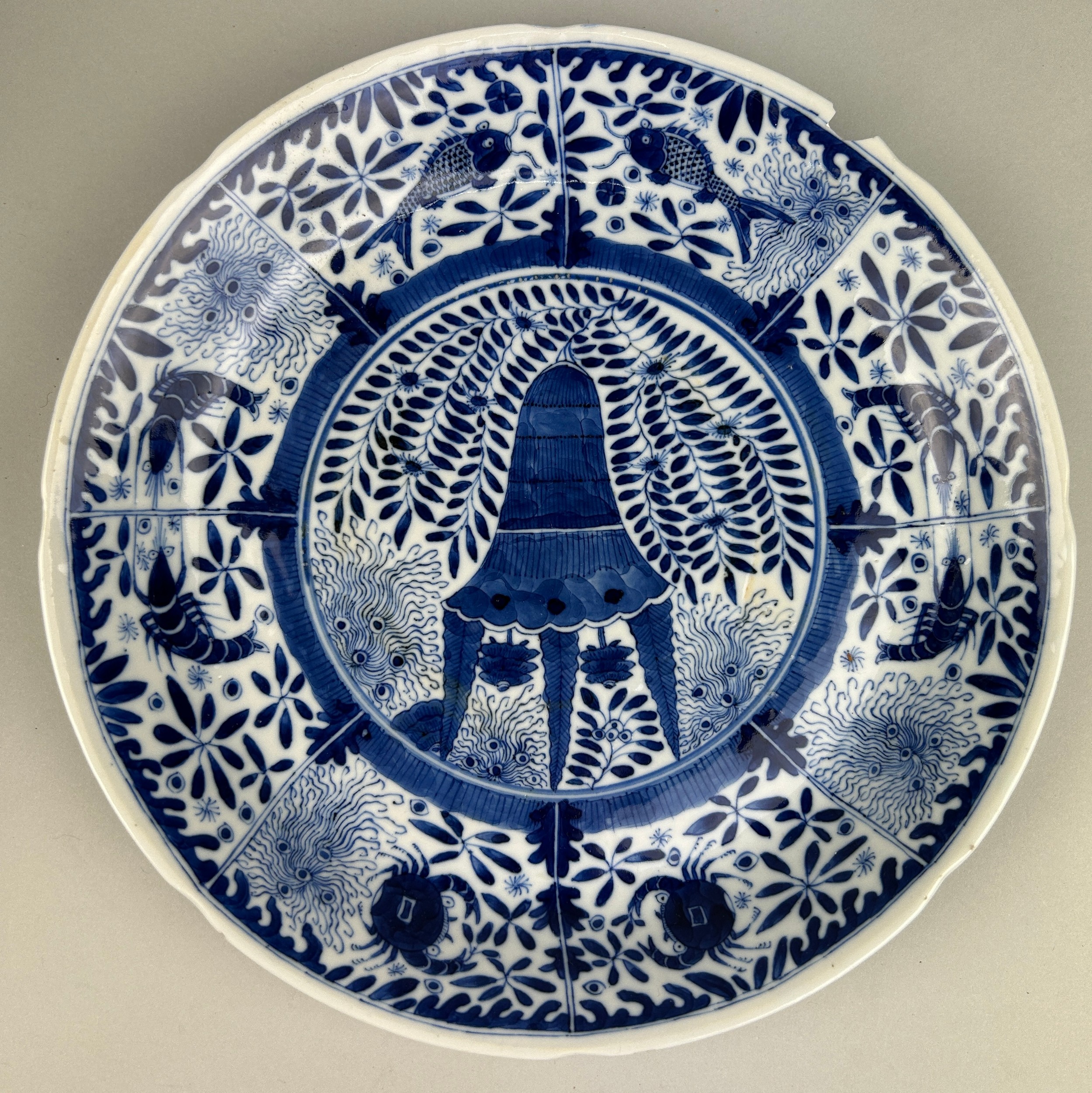 A 19TH CENTURY LARGE CHINESE BLUE AND WHITE PORCELAIN DISH DECORATED WITH AQUATIC CREATURES,