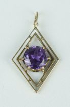 A SYNTHETIC ALEXANDRITE SET IN GOLD LOZENGE SHAPED PENDANT, 2.97gms The stone measuring 12mm in