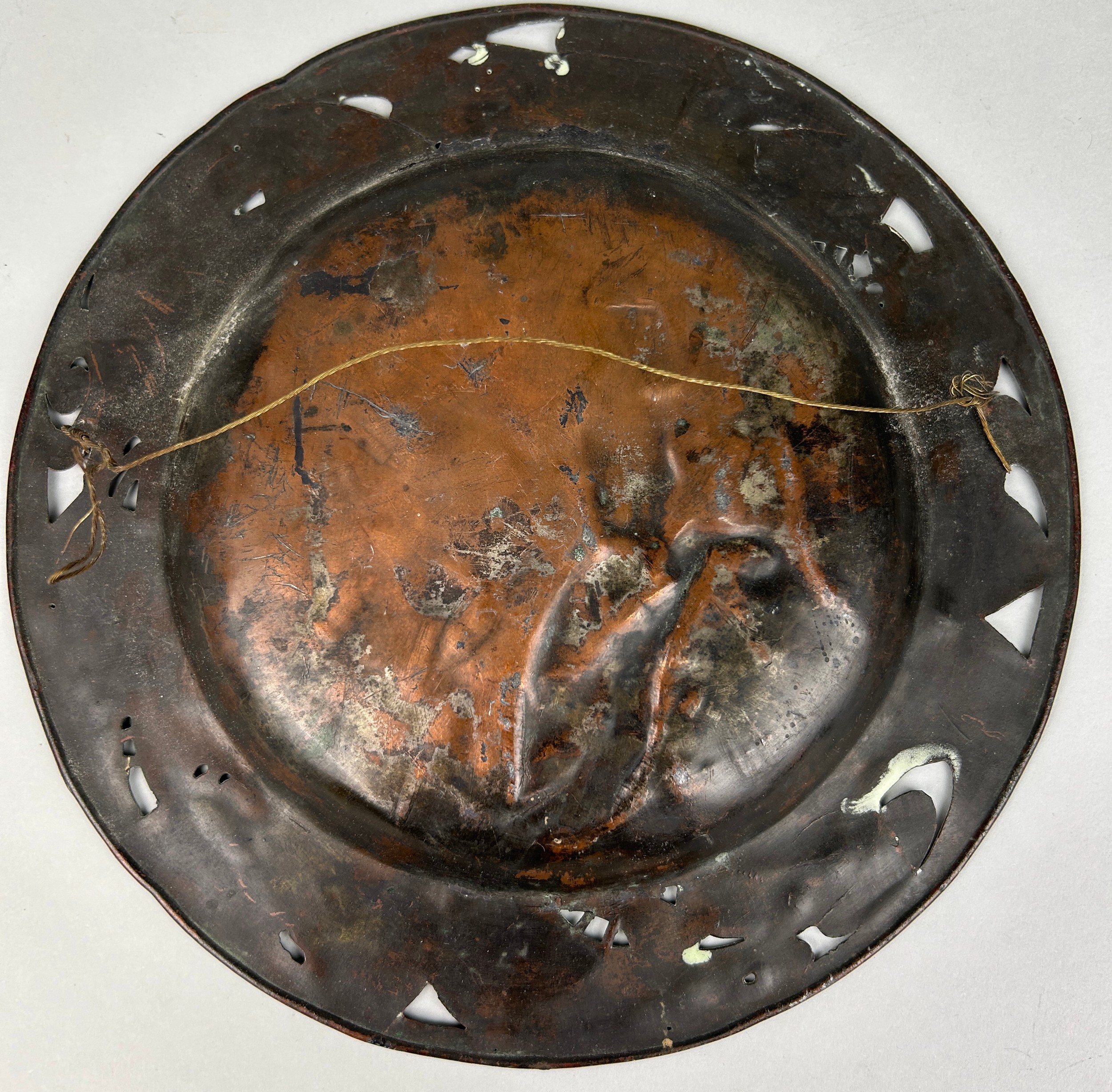 A 19TH CENTURY JAPANESE PLATE DECORATED WITH A FIGURE PLAYING THE PIPE AND A LADY PLAYING A STRINGED - Image 3 of 3