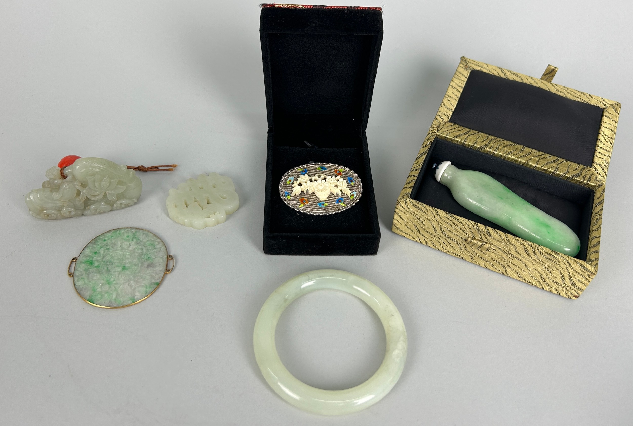 A COLLECTION OF JADE ITEMS TO INCLUDE A WHITE JADE BANGLE, JADEITE SNUFF BOTTLE AND PLAQUE, JADE