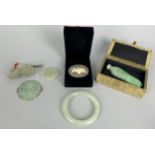 A COLLECTION OF JADE ITEMS TO INCLUDE A WHITE JADE BANGLE, JADEITE SNUFF BOTTLE AND PLAQUE, JADE