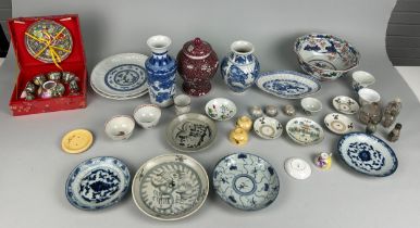 A MIXED COLLECTION OF CHINESE CERAMICS TO INCLUDE SNUFF BOTTLES, BLUE AND WHITE, TEA POT LIDS,