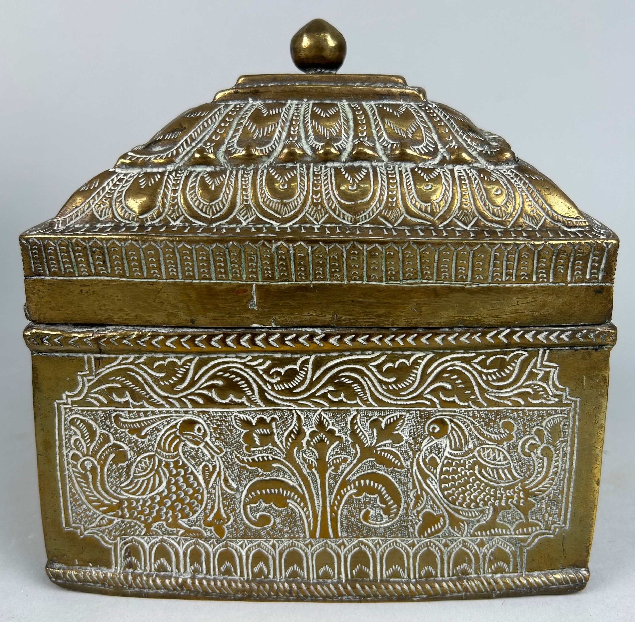 A 19TH CENTURY BRASS CASKET POSSIBLY INDIAN OR KHAJAR DECORATED WITH PEACOCKS AND FOLIAGE, 17cm x - Image 5 of 7