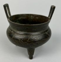 A CHINESE BRONZE CENSER ON TRIPOD FEET WITH SIX CHARACTER MARK TO VERSO, 9cm x 9cm