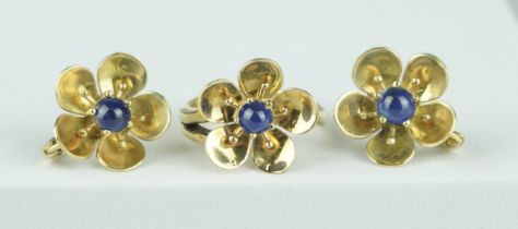 18CT GOLD SAPPHIRE FLORAL RING & TWO EARRINGS 16.7gms