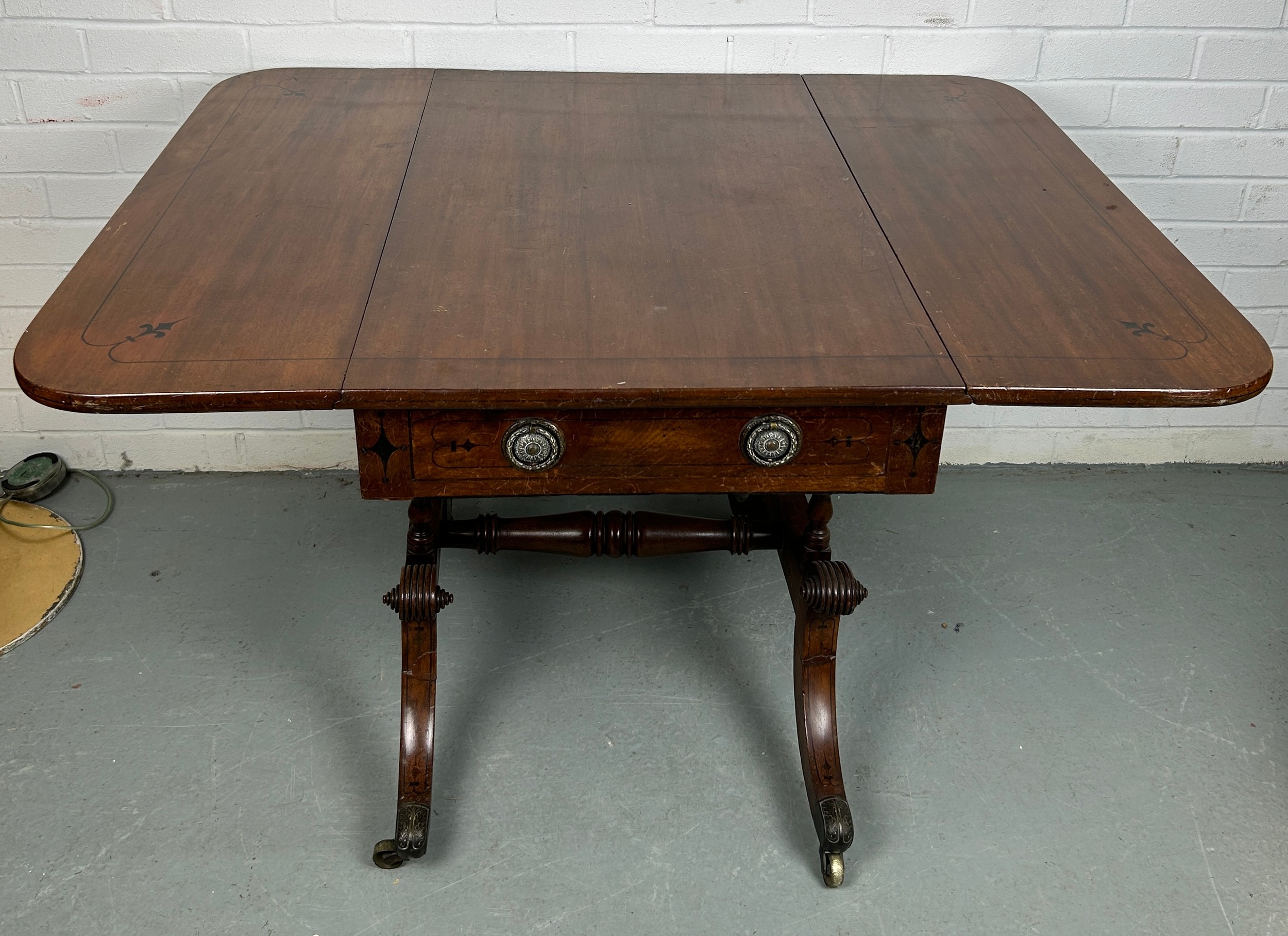 AN EARLY 19TH CENTURY PEMBROKE TABLE WITH EBONY INLAY ON FOUR LEGS AND CASTORS, (some damage to - Image 4 of 7