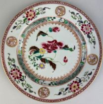 AN 18TH CENTURY CHINESE EXPORT 'FAMILLE-ROSE' QIANLONG PERIOD DISH DECORATED WITH FLOWERS, 23cm D