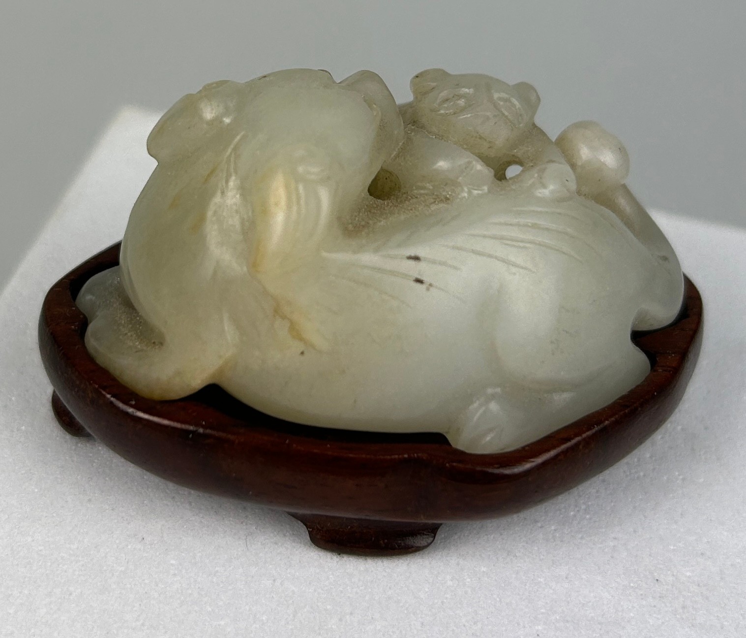 A 19TH CENTURY CHINESE JADE GROUP OF A LION WITH A CUB, 5.2cm x 3.2cm x 2.5cm - Image 2 of 6