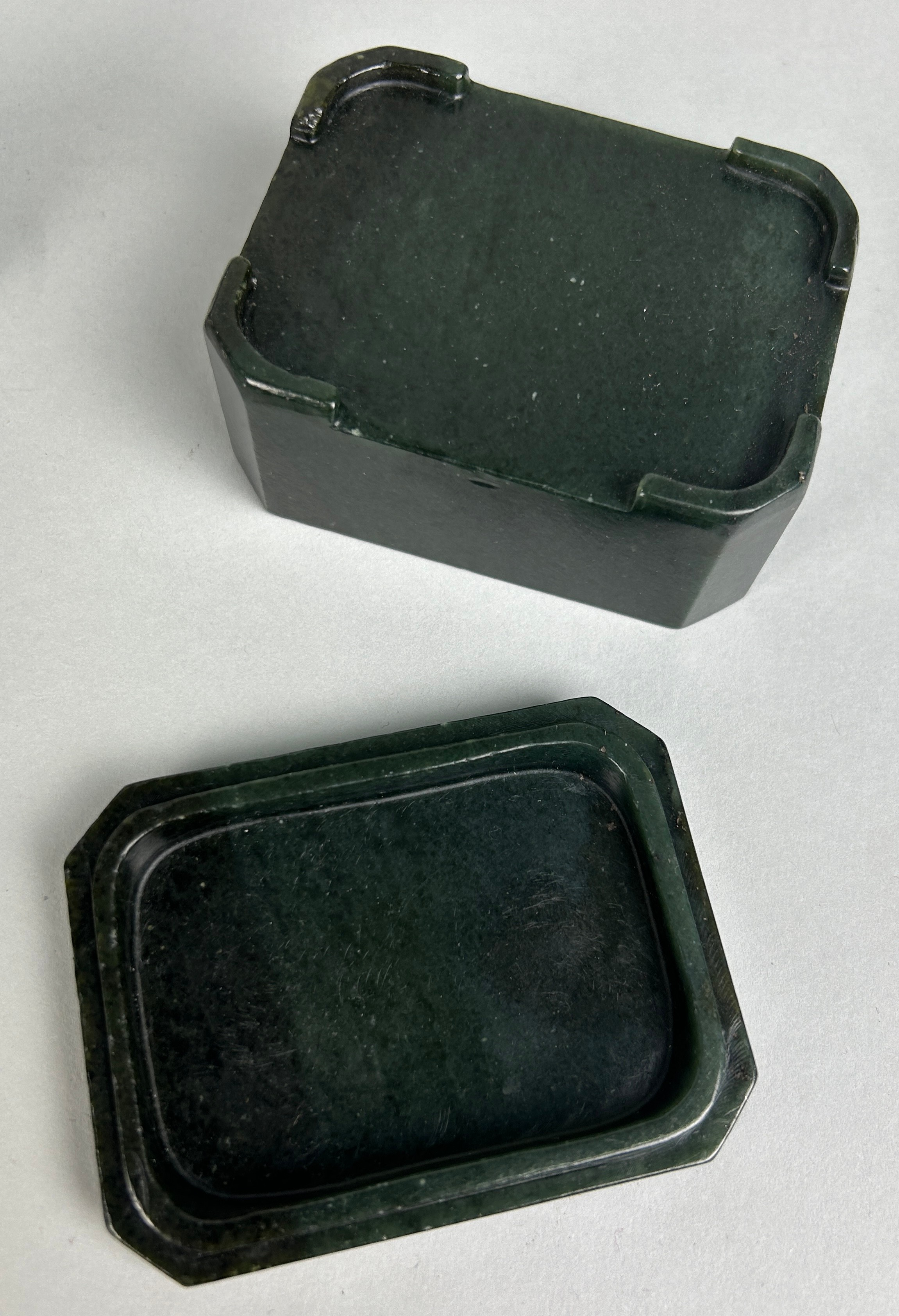 A CHINESE CIZHOU PLAQUE ALONG WITH A SPINACH JADE BOX AND LID, GLASS SNUFF BOTTLE AND TRIPLE GOURD - Image 4 of 8