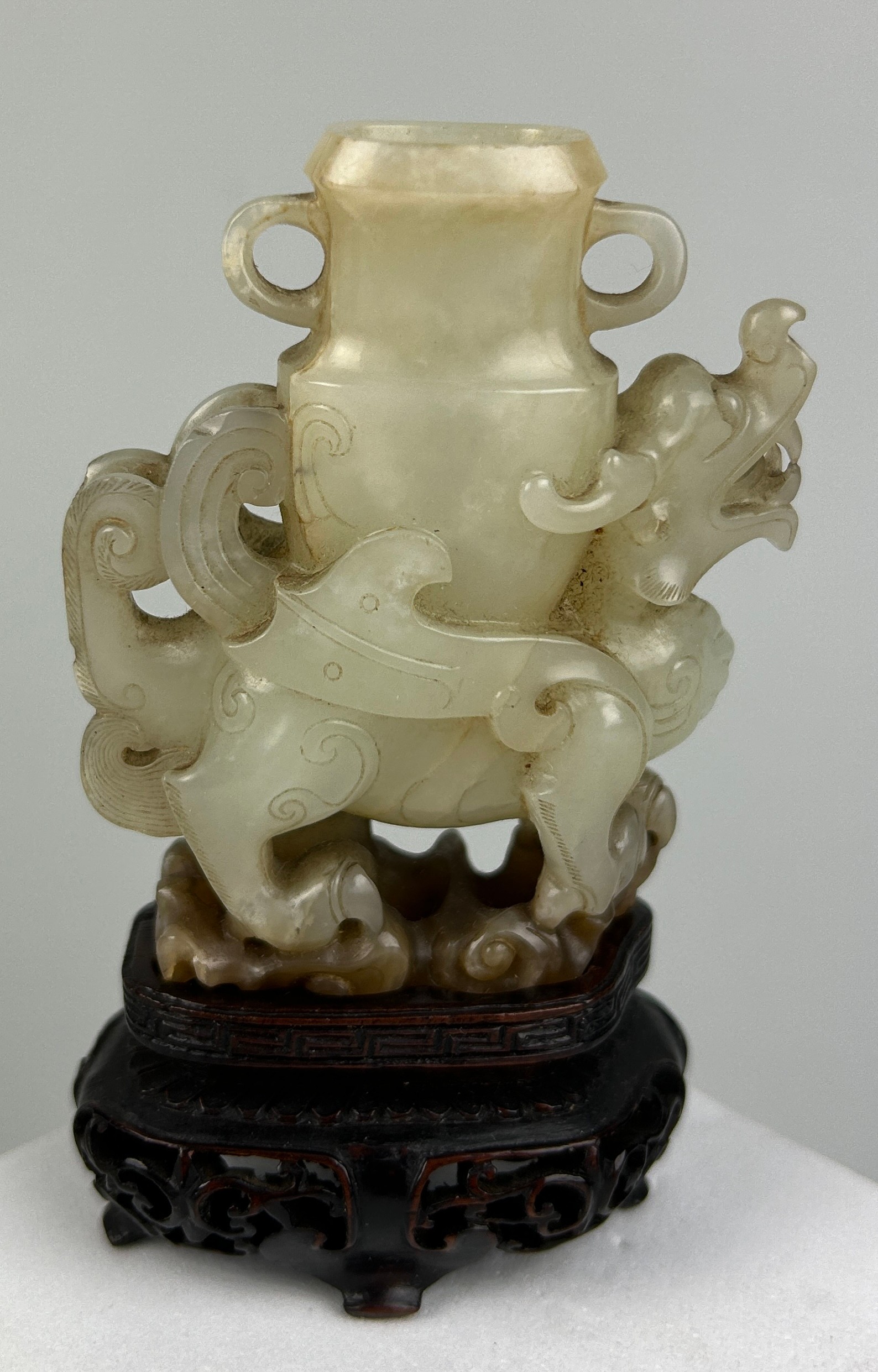 AN 18TH CENTURY CHINESE JADE WINGED DRAGON CARRYING AN ARCHAIC VASE, 7.5cm x 6.3cm x 2cm - Image 2 of 5