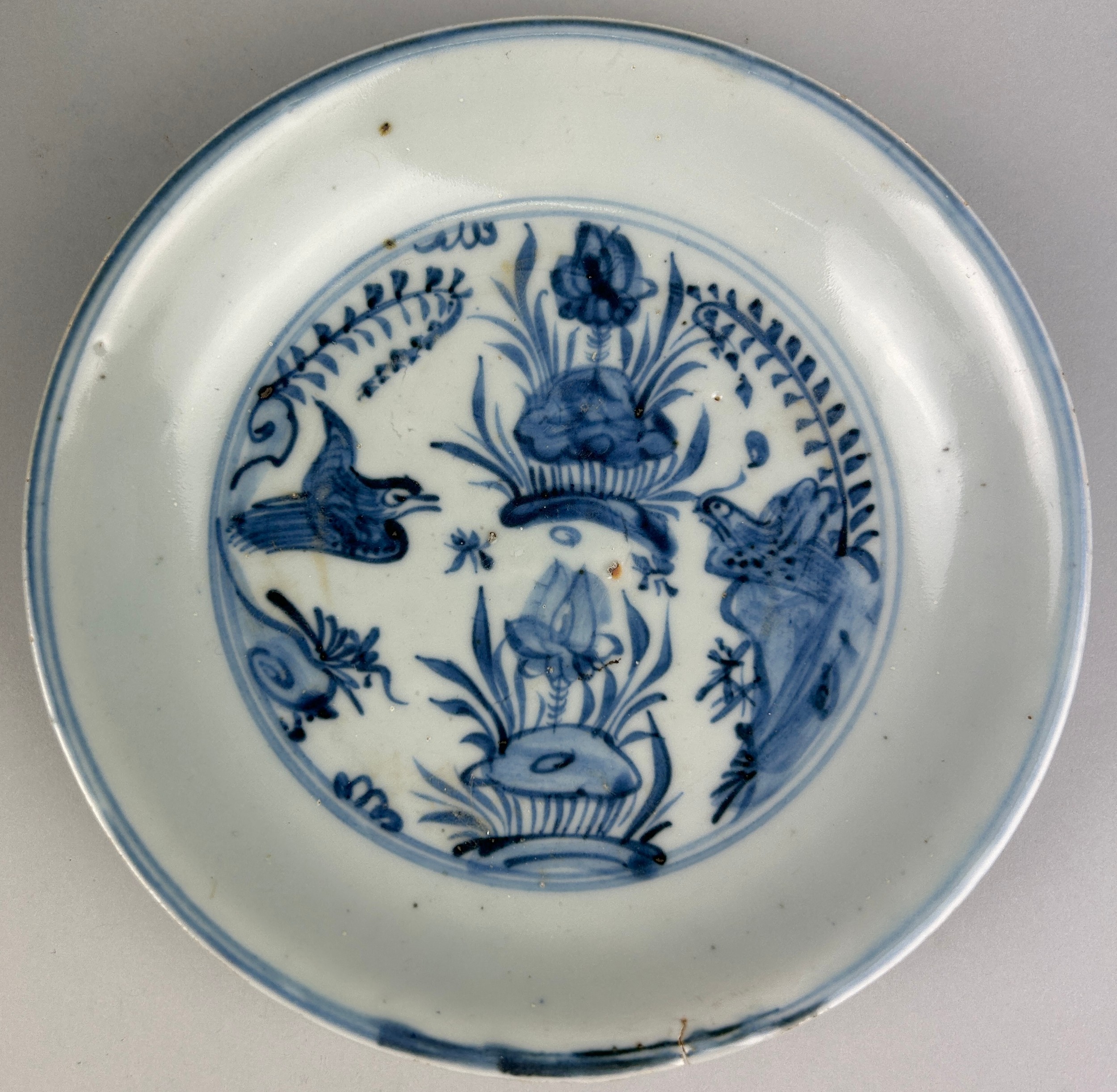 A 15TH CENTURY CHINESE BLUE AND WHITE CERAMIC DISH MING DYNASTY, 20cm D