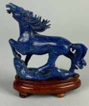 A CHINESE LAPIS HORSE SCULPTURE ON STAND, 10cm x 8cm