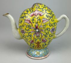 A 20TH CENTURY CHINESE YELLOW PAINTED TEA POT, 18cm x 16cm