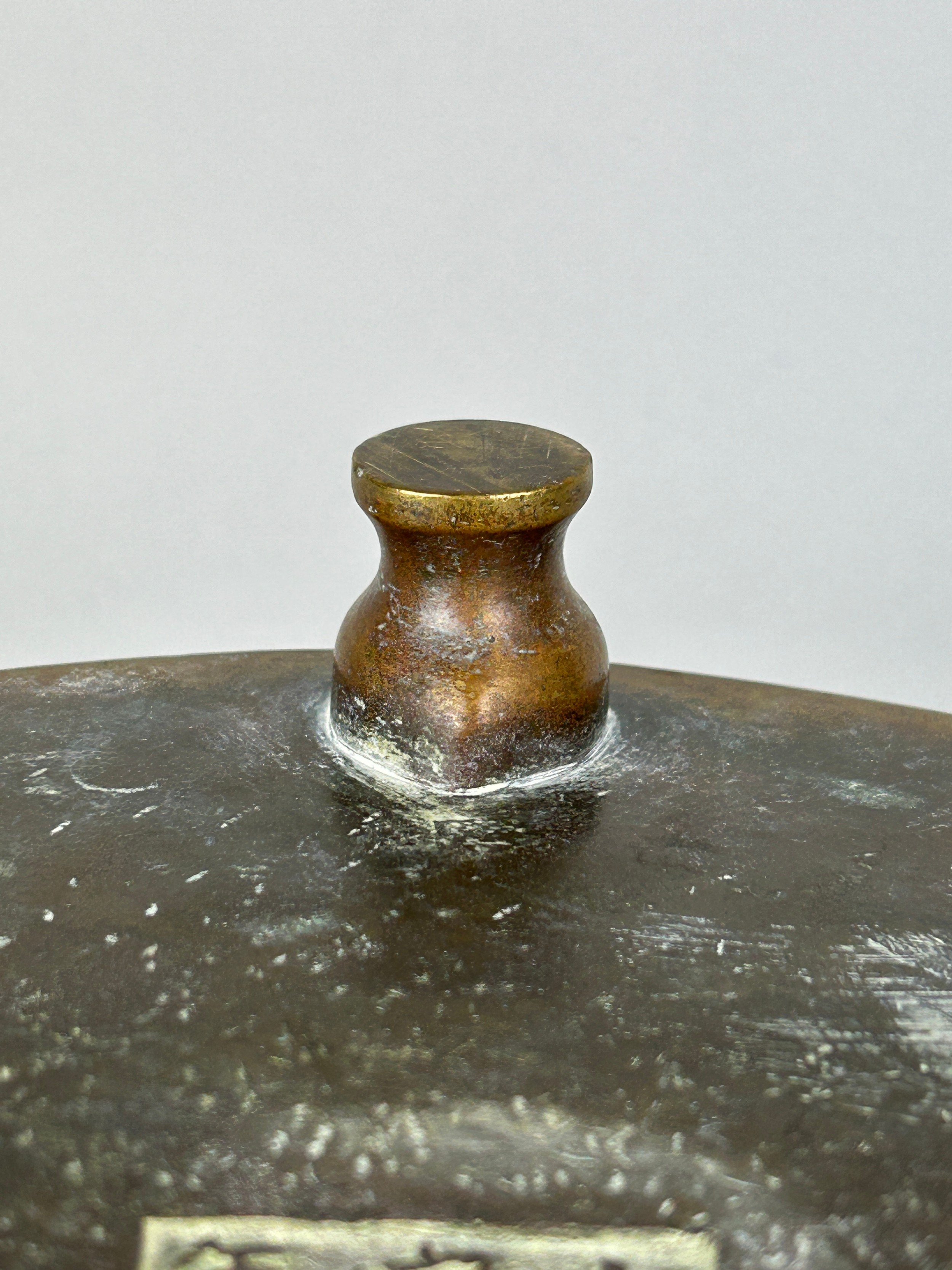 AN 18TH OR 19TH CENTURY CHINESE BRONZE CENSER WITH LION HEAD HANDLES ON TRIPOD FEET, 29cm W x 9cm H - Image 10 of 10