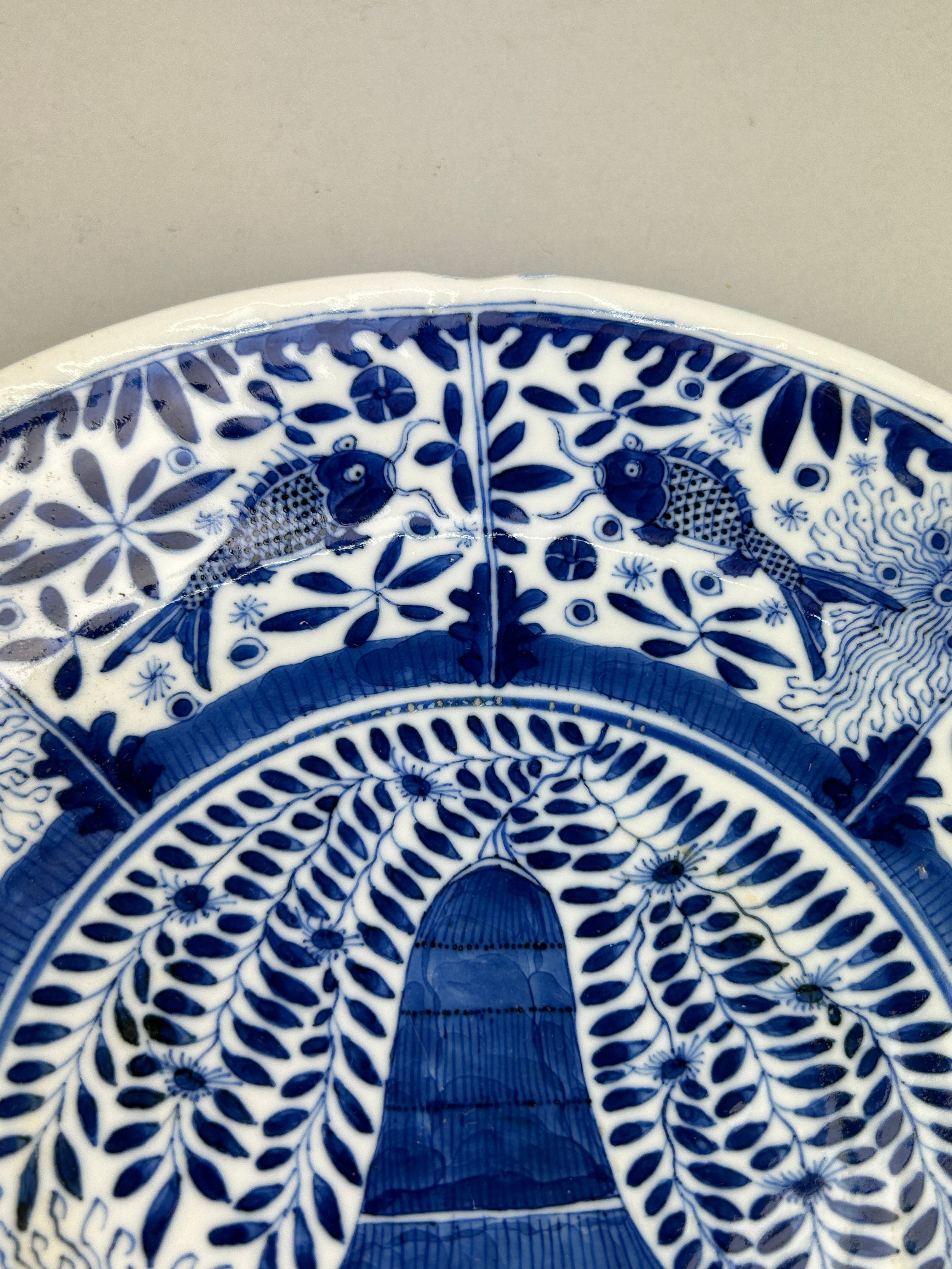 A 19TH CENTURY LARGE CHINESE BLUE AND WHITE PORCELAIN DISH DECORATED WITH AQUATIC CREATURES, - Image 3 of 6
