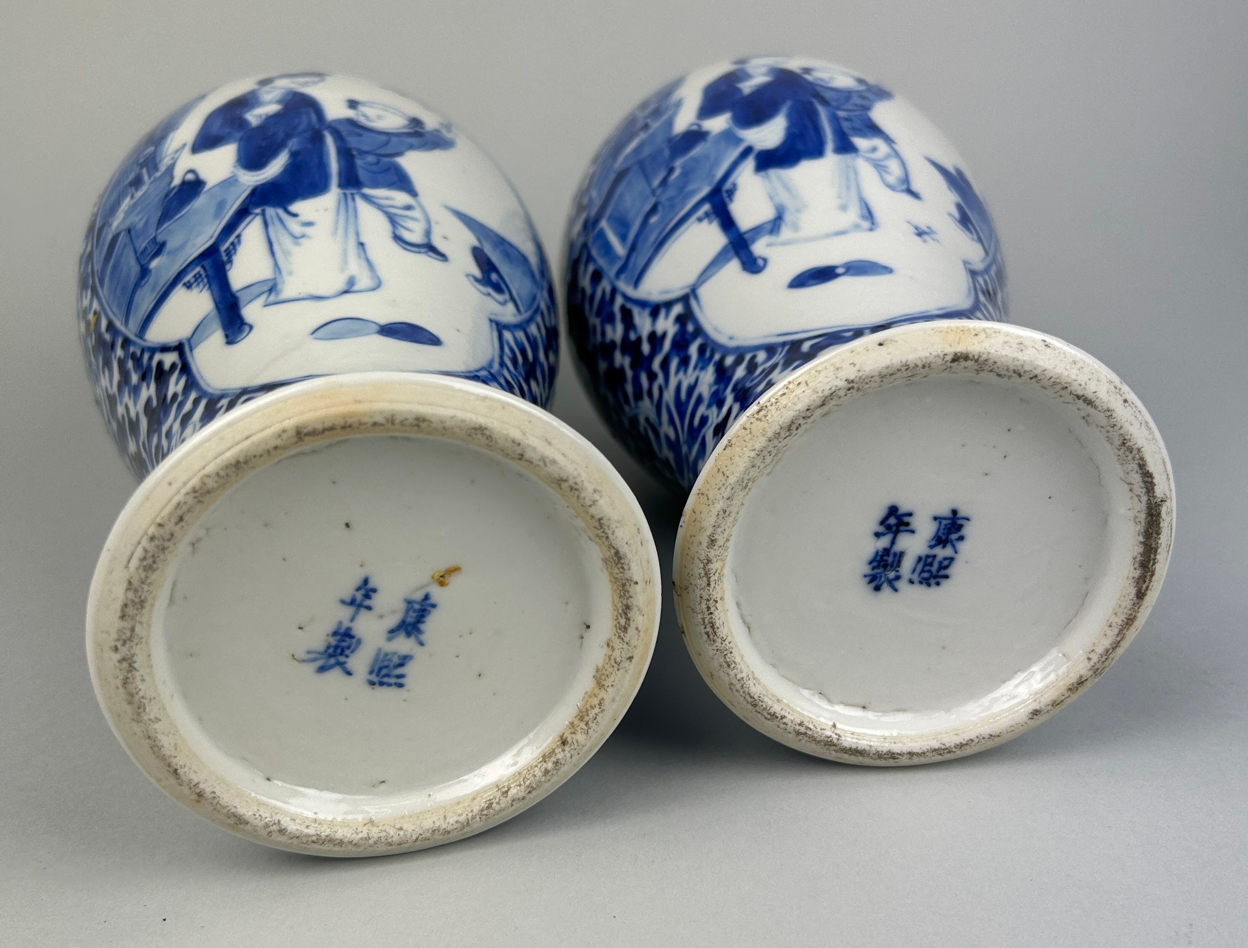 A PAIR OF 19TH CENTURY CHINESE BLUE AND WHITE PORCEALIN VASES WITH LIDS, Decorated with figures - Image 3 of 3