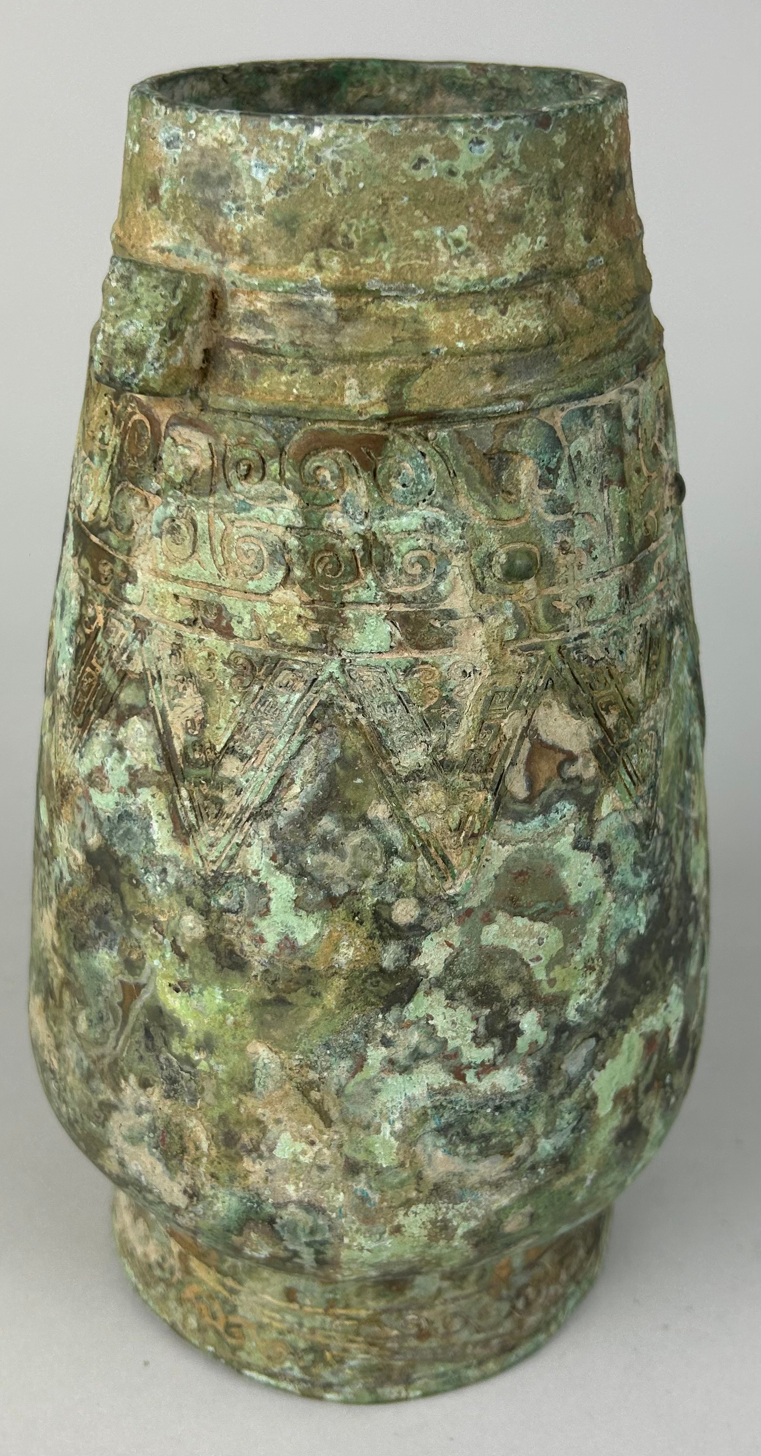 A CHINESE ARCHAIC STYLE BRONZE VERDIGRIS ARROW VASE - Image 3 of 6