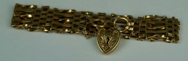 A 9CT GOLD LOCKET ON CHAIN LINK BRACELET, Weight: 19gms