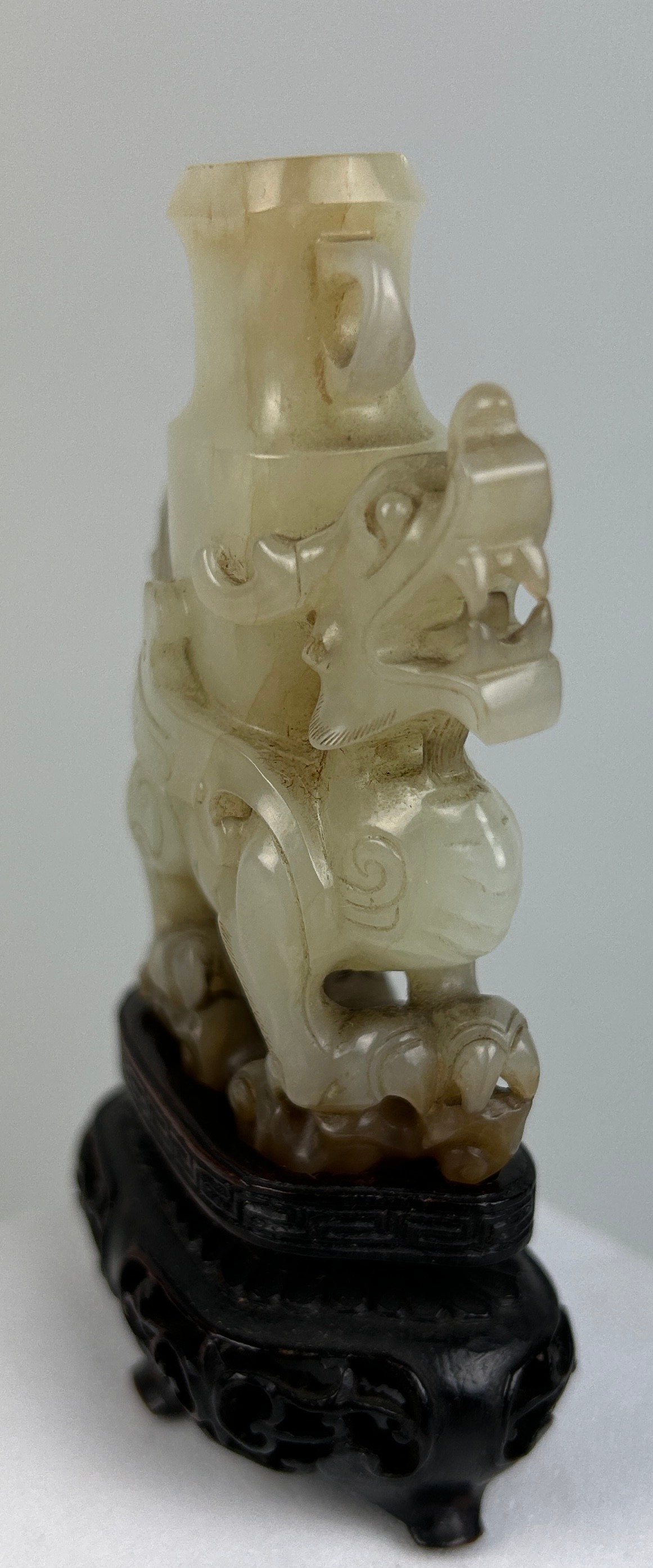 AN 18TH CENTURY CHINESE JADE WINGED DRAGON CARRYING AN ARCHAIC VASE, 7.5cm x 6.3cm x 2cm - Image 3 of 5