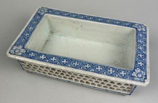 A 20TH CENTURY BLUE AND WHITE PAINTED PORCELAIN JARDINIERE WITH RETICULATED SIDES, 17cm x 11cm x 5cm