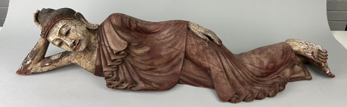 A THAI CARVED WOODEN SCULPTURE OF THE RECLINING BUDDHA, 20th Century 105cm x 23cm