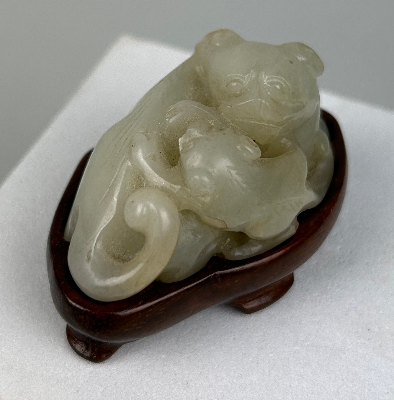 A 19TH CENTURY CHINESE JADE GROUP OF A LION WITH A CUB, 5.2cm x 3.2cm x 2.5cm - Image 3 of 6
