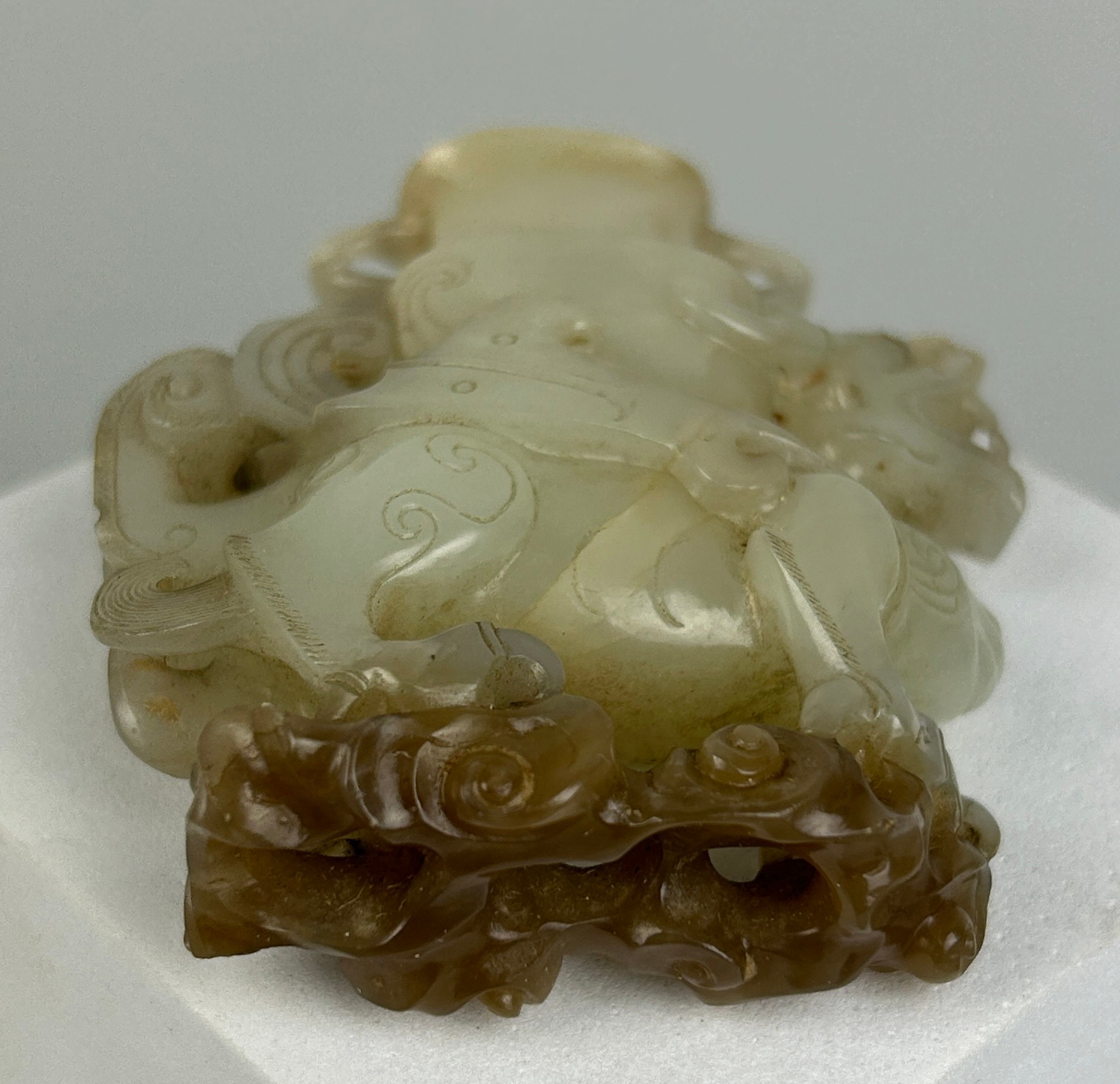 AN 18TH CENTURY CHINESE JADE WINGED DRAGON CARRYING AN ARCHAIC VASE, 7.5cm x 6.3cm x 2cm - Image 5 of 5