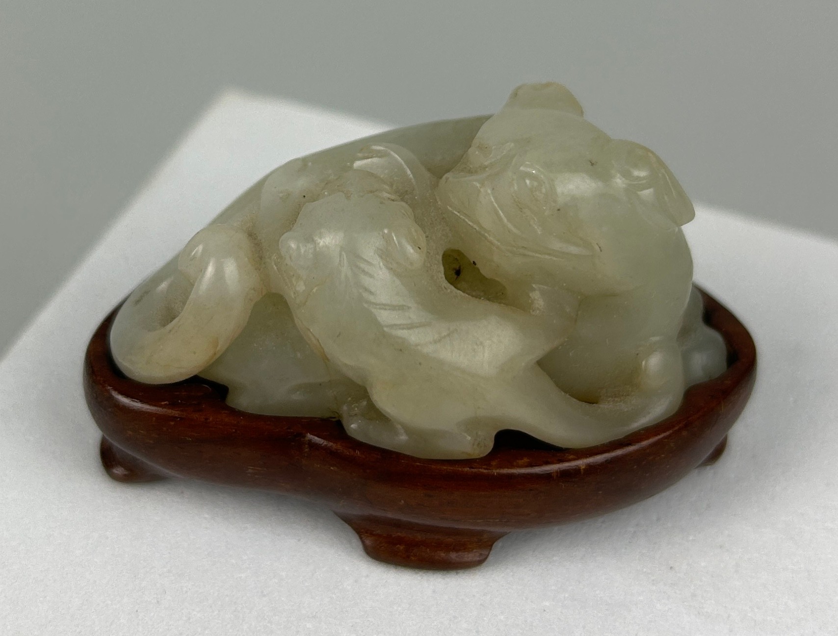 A 19TH CENTURY CHINESE JADE GROUP OF A LION WITH A CUB, 5.2cm x 3.2cm x 2.5cm