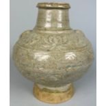 A CHINESE MING DYNASTY OR EARLIER CELADON GLAZED VASE WITH LION HEAD HANDLES, 16cm x 13cm