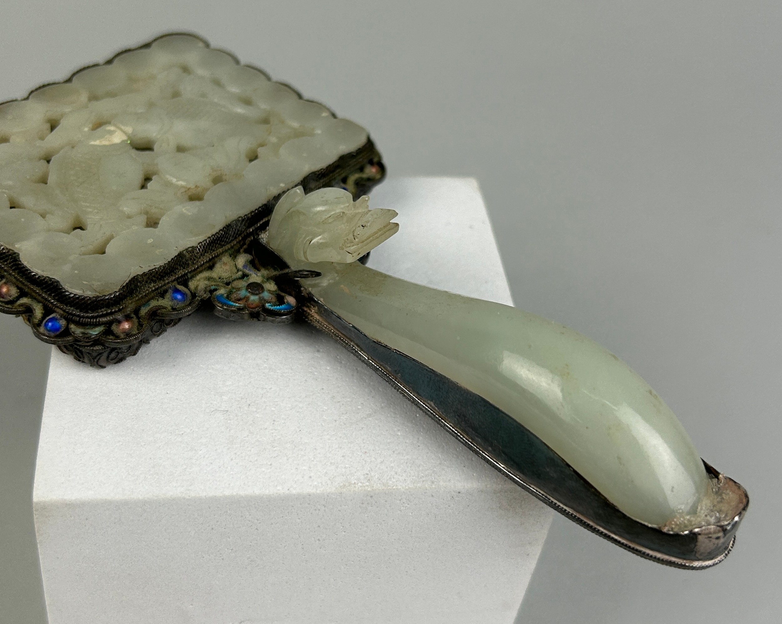 AN 18TH CENTURY CHINESE 'TWIN FISH' JADE PLAQUE SET IN AN ENAMELLED SILVER MIRROR WITH JADE HANDLE - Image 5 of 6