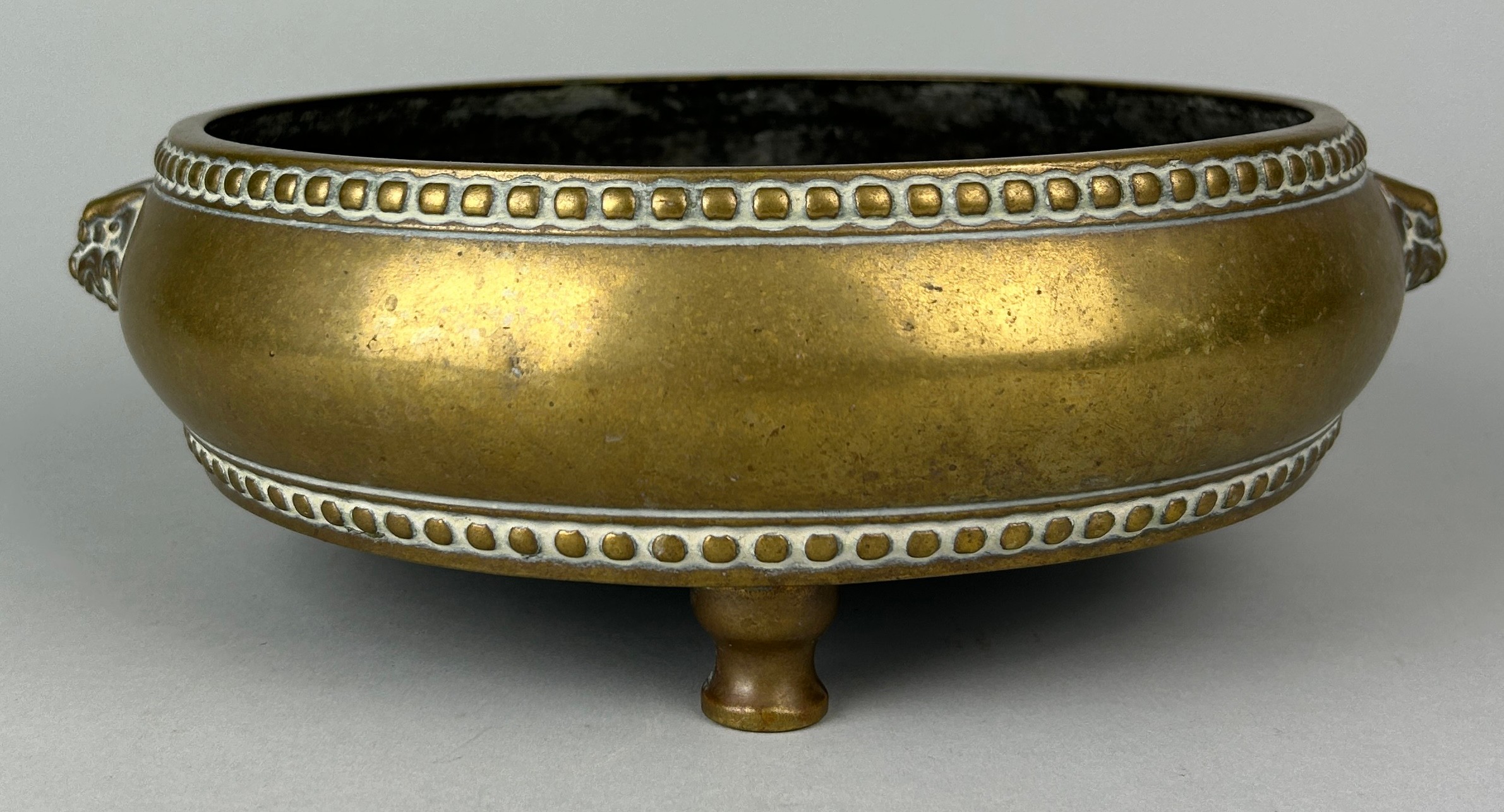 AN 18TH OR 19TH CENTURY CHINESE BRONZE CENSER WITH LION HEAD HANDLES ON TRIPOD FEET, 29cm W x 9cm H - Image 3 of 10