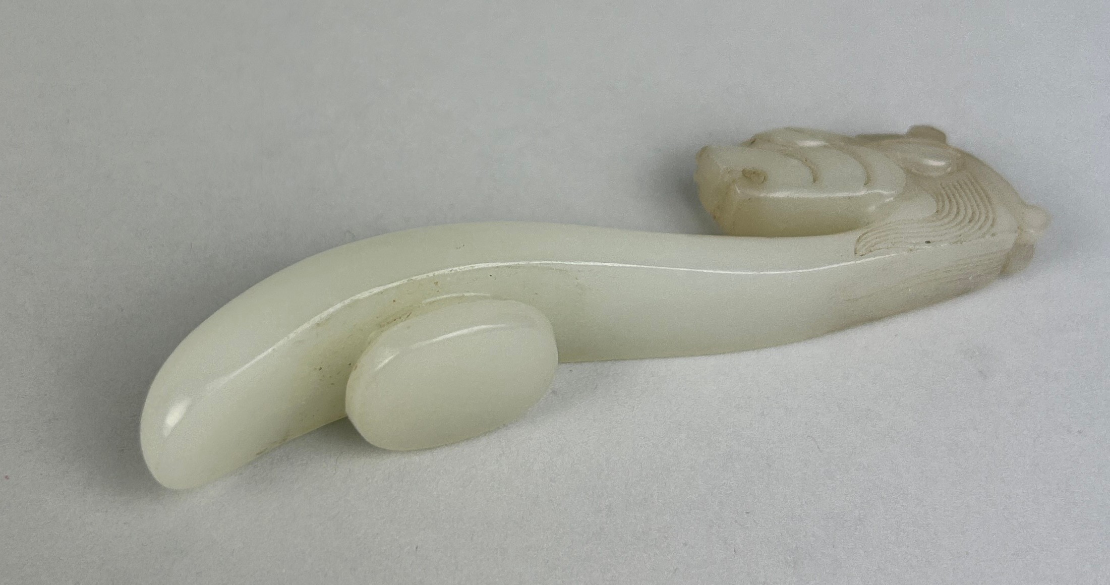 A 19TH CENTURY CHINESE JADE BELT HOOK WITH A DRAGONS HEAD, 8.2cm L - Image 4 of 5