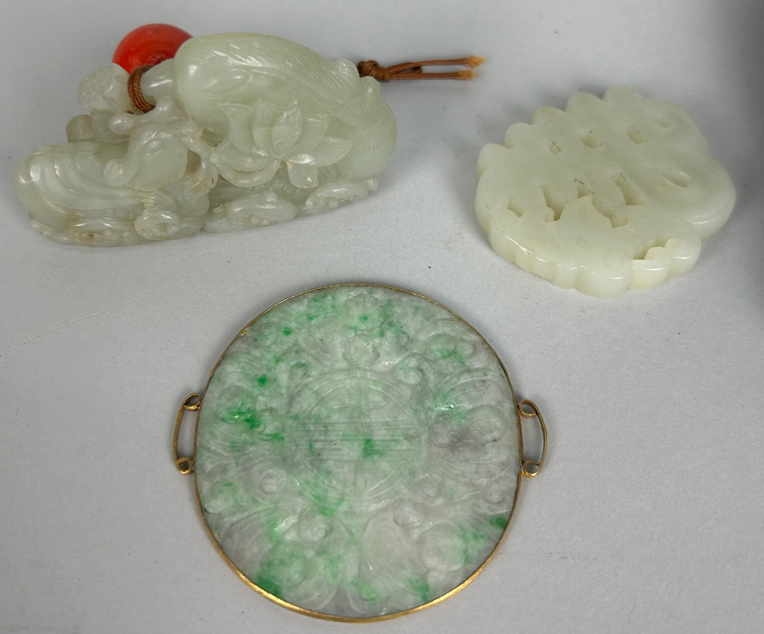 A COLLECTION OF JADE ITEMS TO INCLUDE A WHITE JADE BANGLE, JADEITE SNUFF BOTTLE AND PLAQUE, JADE - Image 4 of 7