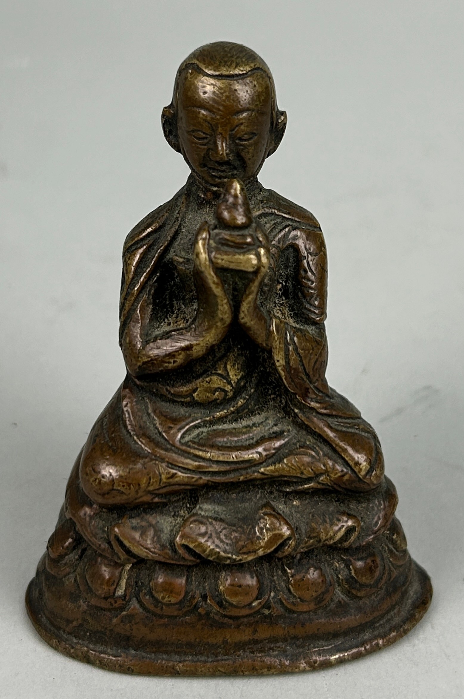 A 19TH CENTURY BRONZE FIGURE OF A SEATED MONK, 7cm x 5cm