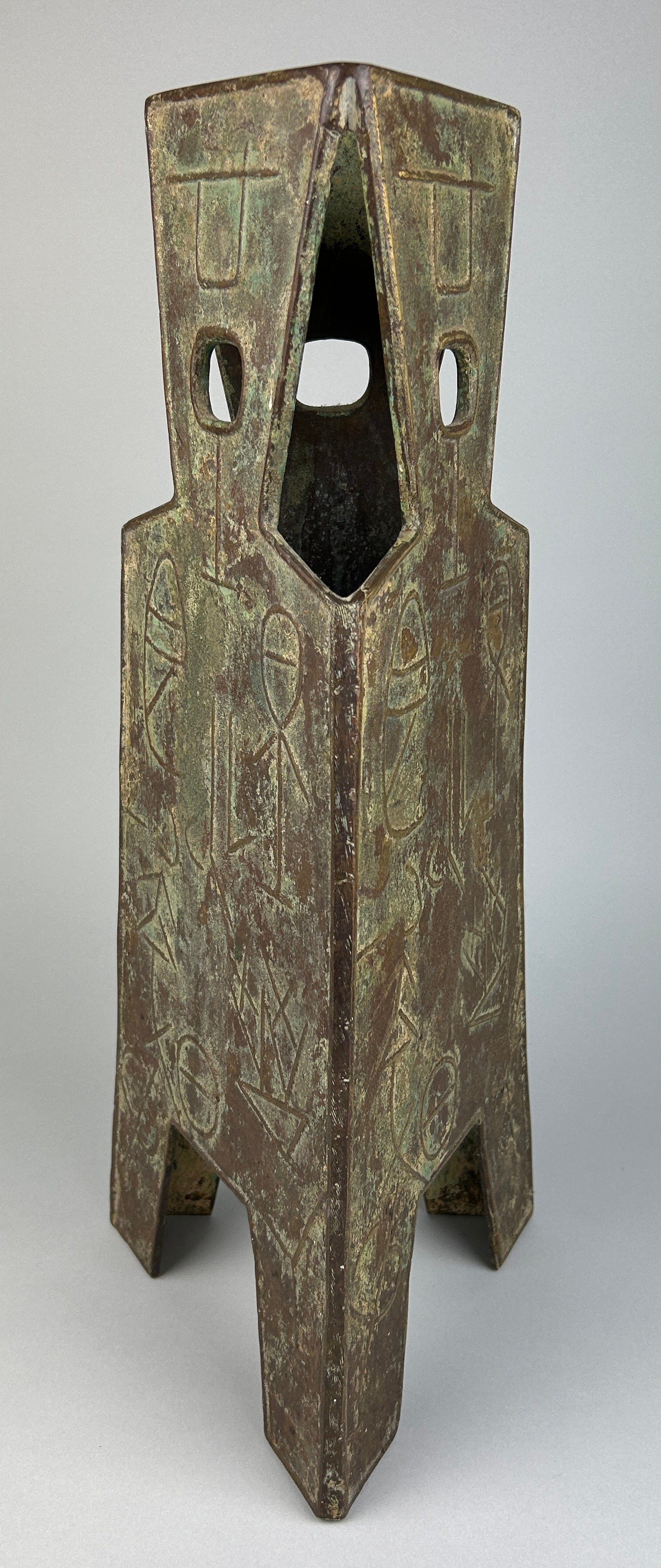 A LARGE AND HEAVY CHINESE BRONZE STICK STAND WITH ARCHAIC CHINESE CALLIGRAPHY, 50cm x 20cm - Image 2 of 6