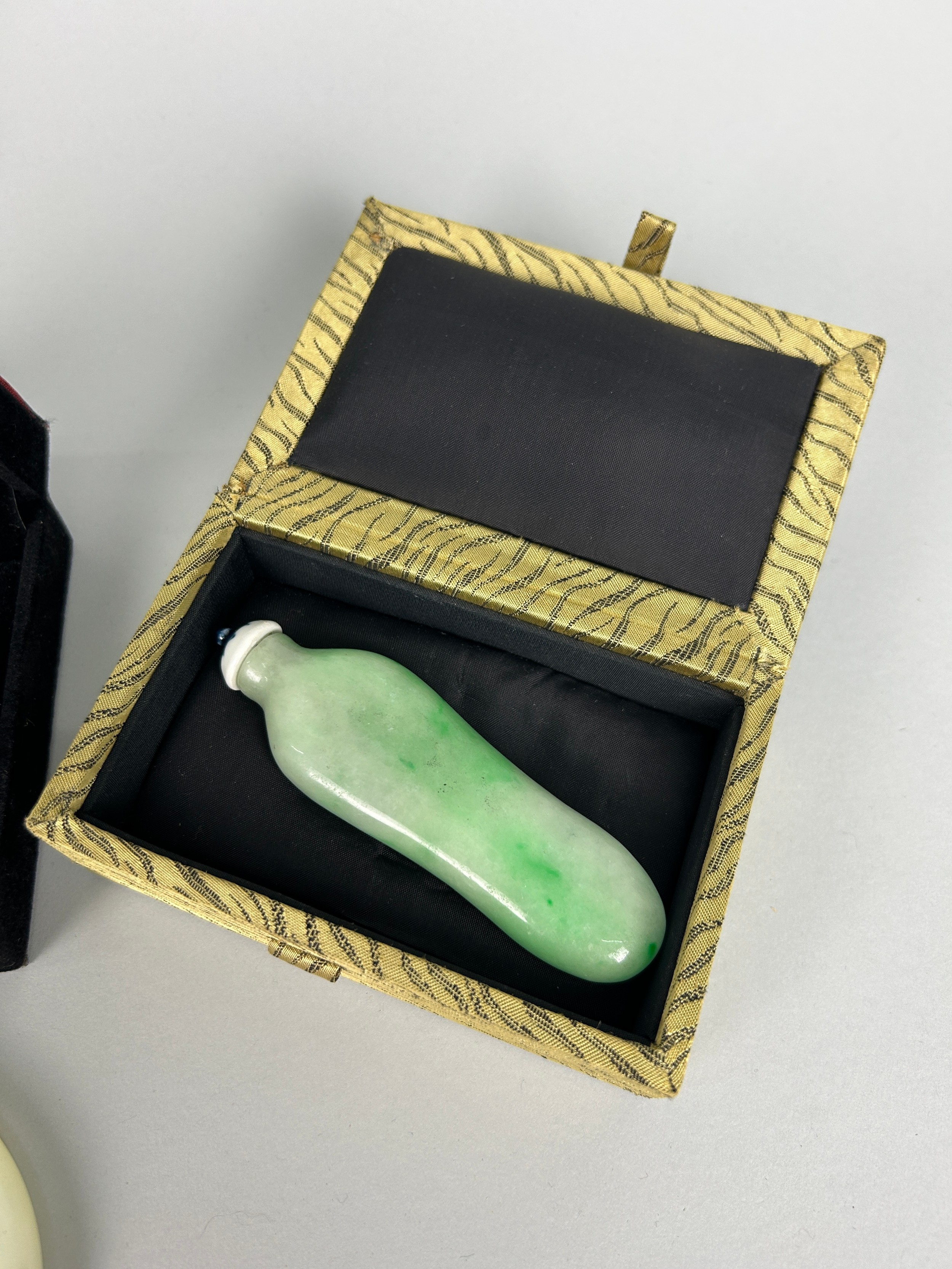 A COLLECTION OF JADE ITEMS TO INCLUDE A WHITE JADE BANGLE, JADEITE SNUFF BOTTLE AND PLAQUE, JADE - Image 2 of 7